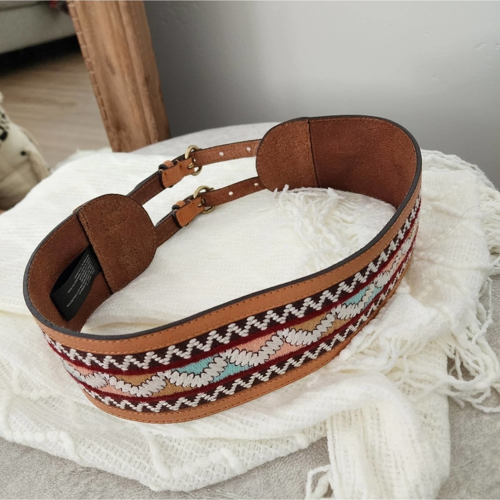 Urban Outfitters Leather Embroidered Double Buckle Cinch Belt. Size Small.